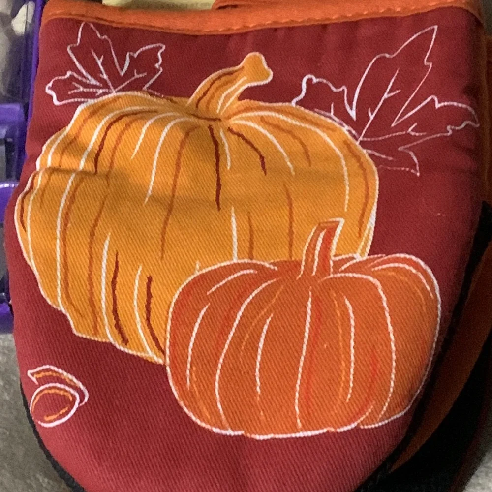 🍁🎃FALL KITCHEN ITEMS- 4 Set of Spreaders & Two pack Neoprene Mini oven Mitts